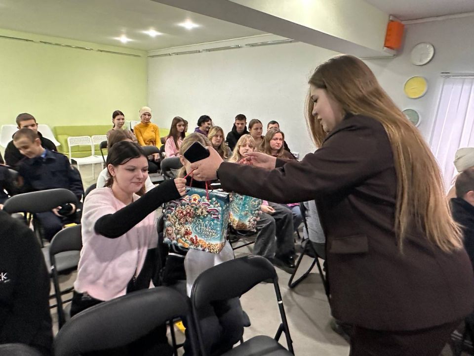 В преддверии Нового года в центре молодёжных инициатив «Гравитация» прошёл увлекательный квиз, организованный для детей участников специальной военной операции В преддверии Нового года в центре молодёжных инициатив «Гравитация» прошёл увлекательный квиз, организованный для детей участников специальной военной операции