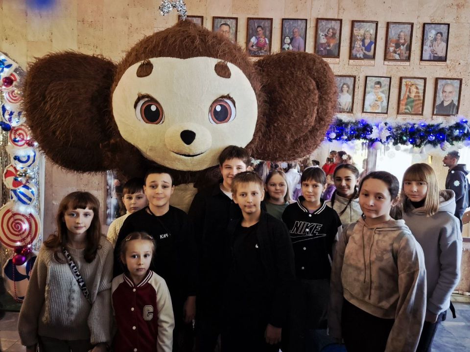 Учащиеся нашей школы стали участниками Новогоднего праздника, проводимом в рамках Международного благотворительного проекта "Чебурашка собирает друзей", который состоялся в Луганском академическом театре кукол Учащиеся нашей школы стали участниками Новогоднего праздника, проводимом в рамках Международного благотворительного проекта "Чебурашка собирает друзей", который состоялся в Луганском академическом театре кукол