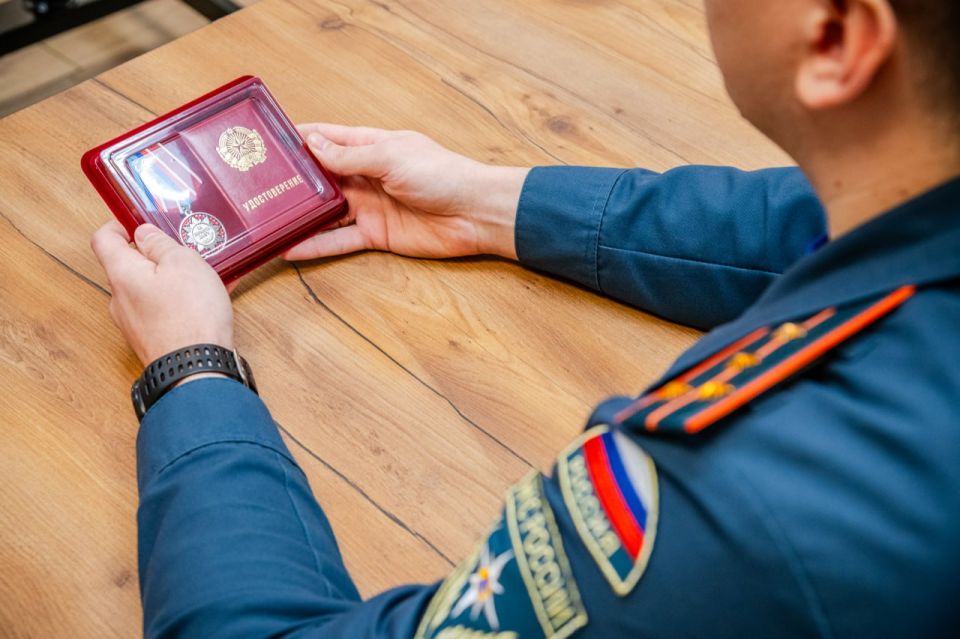 Предотвращение, спасение, помощь: сотрудникам ГУ МЧС России по ЛНР вручили почетные награды Предотвращение, спасение, помощь: сотрудникам ГУ МЧС России по ЛНР вручили почетные награды