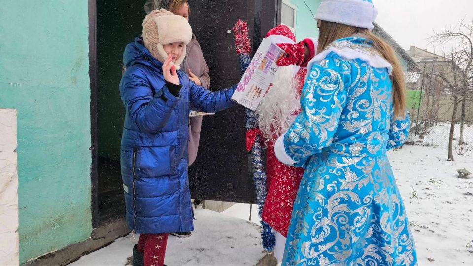 В преддверии Новогогода в посёлке Дзержинский состоялось тёплое и значимое мероприятие «Дед Мороз со Снегурочкой на автомобиле» В преддверии Новогогода в посёлке Дзержинский состоялось тёплое и значимое мероприятие «Дед Мороз со Снегурочкой на автомобиле»