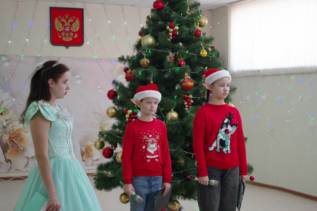 Глава Славяносербского округа Сергей Крамаренко поздравил детей с Новым годом Глава Славяносербского округа Сергей Крамаренко поздравил детей с Новым годом