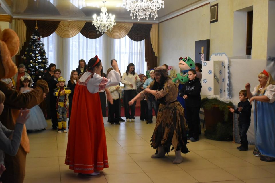 Сегодня в Старобельском районном Дворце культуры состоялся новогодний утренник для детей-сирот и детей, оставшихся без родительской опеки Сегодня в Старобельском районном Дворце культуры состоялся новогодний утренник для детей-сирот и детей, оставшихся без родительской опеки