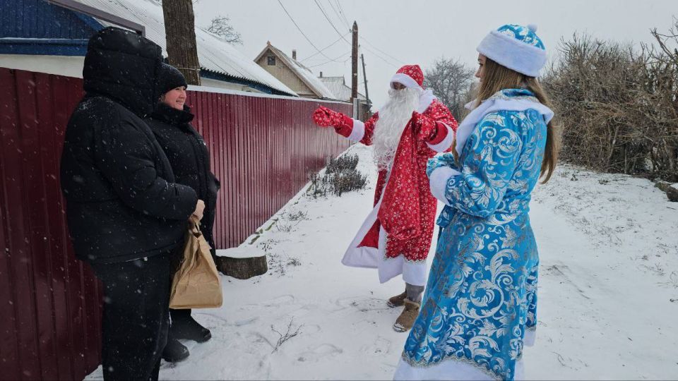 В преддверии Новогогода в посёлке Дзержинский состоялось тёплое и значимое мероприятие «Дед Мороз со Снегурочкой на автомобиле» В преддверии Новогогода в посёлке Дзержинский состоялось тёплое и значимое мероприятие «Дед Мороз со Снегурочкой на автомобиле»