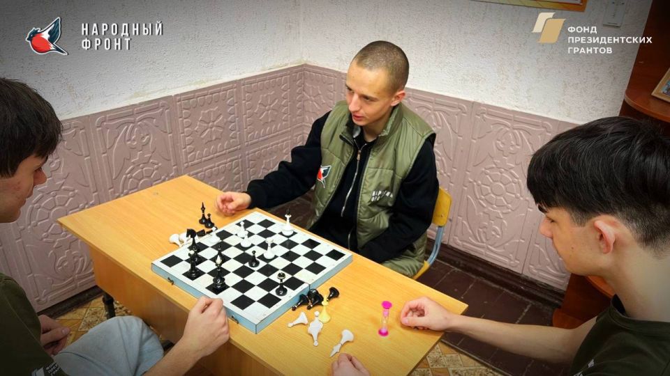 Игра, которая объединяет. Активисты Молодёжки НФ из Стаханова встретились в свободное время за шахматной доской, чтобы обсудить волнующие темы и просто насладиться общением Игра, которая объединяет. Активисты Молодёжки НФ из Стаханова встретились в свободное время за шахматной доской, чтобы обсудить волнующие темы и просто насладиться общением