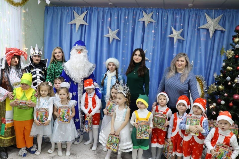 Яна Сылкина: Когда как не в Новый год делать добрые дела? Сегодня побывала на утреннике в детском саду № 45 поселка Боровское Яна Сылкина: Когда как не в Новый год делать добрые дела? Сегодня побывала на утреннике в детском саду № 45 поселка Боровское