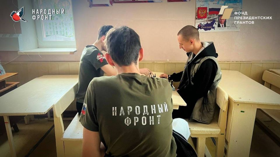 Игра, которая объединяет. Активисты Молодёжки НФ из Стаханова встретились в свободное время за шахматной доской, чтобы обсудить волнующие темы и просто насладиться общением Игра, которая объединяет. Активисты Молодёжки НФ из Стаханова встретились в свободное время за шахматной доской, чтобы обсудить волнующие темы и просто насладиться общением