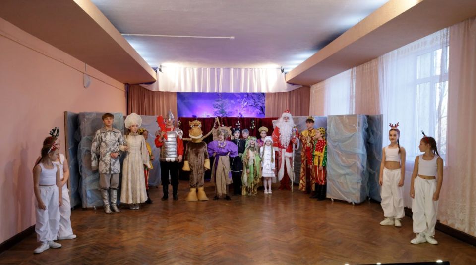 В Красном Луче состоялось новогоднее театрализованное представление для детей В Красном Луче состоялось новогоднее театрализованное представление для детей