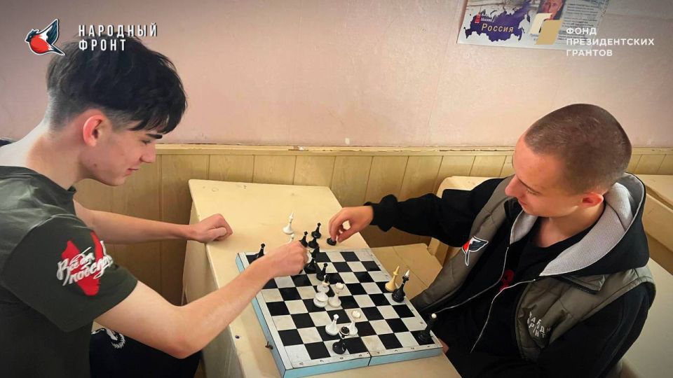 Игра, которая объединяет. Активисты Молодёжки НФ из Стаханова встретились в свободное время за шахматной доской, чтобы обсудить волнующие темы и просто насладиться общением Игра, которая объединяет. Активисты Молодёжки НФ из Стаханова встретились в свободное время за шахматной доской, чтобы обсудить волнующие темы и просто насладиться общением