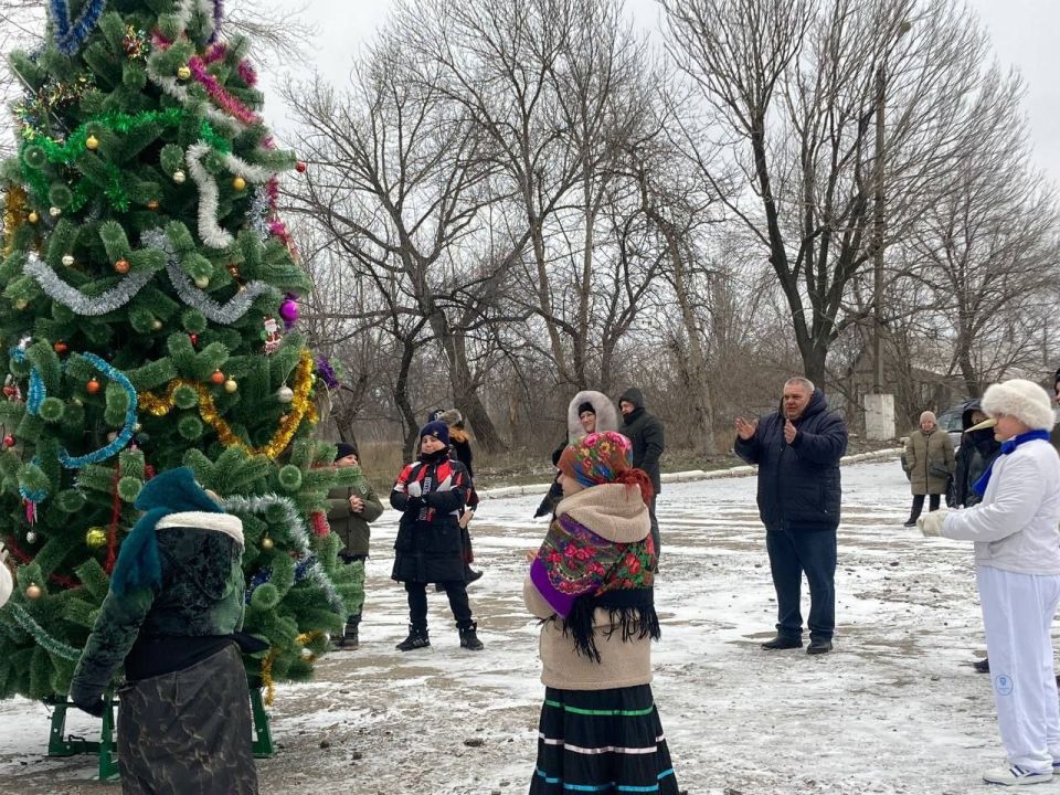 Сегодня, 26 декабря, в городе Вахрушево состоялось торжественное открытие городской новогодней елки Сегодня, 26 декабря, в городе Вахрушево состоялось торжественное открытие городской новогодней елки