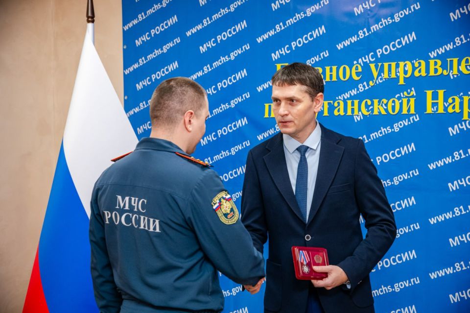 Предотвращение, спасение, помощь: сотрудникам ГУ МЧС России по ЛНР вручили почетные награды Предотвращение, спасение, помощь: сотрудникам ГУ МЧС России по ЛНР вручили почетные награды