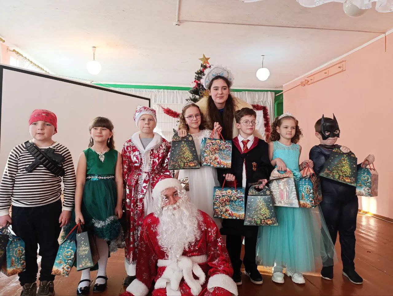 Наш Новый год в начальной школе: Волшебство, смех и море радости! Наш Новый год в начальной школе: Волшебство, смех и море радости!