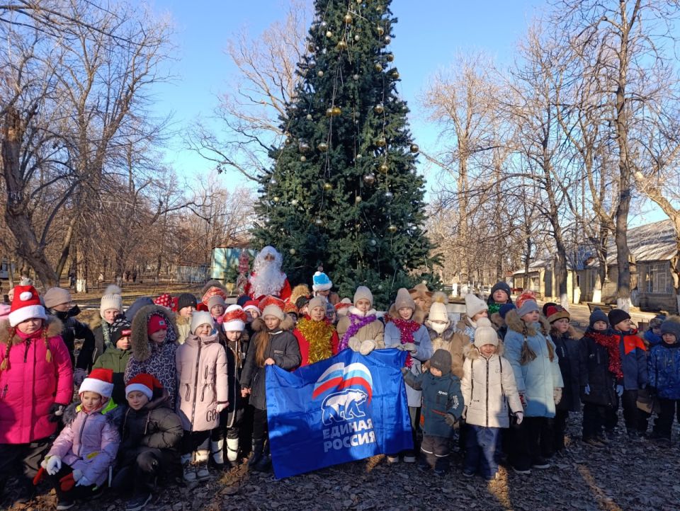 В Краснодонском муниципалитете проходят праздничные открытия новогодних ёлок В Краснодонском муниципалитете проходят праздничные открытия новогодних ёлок