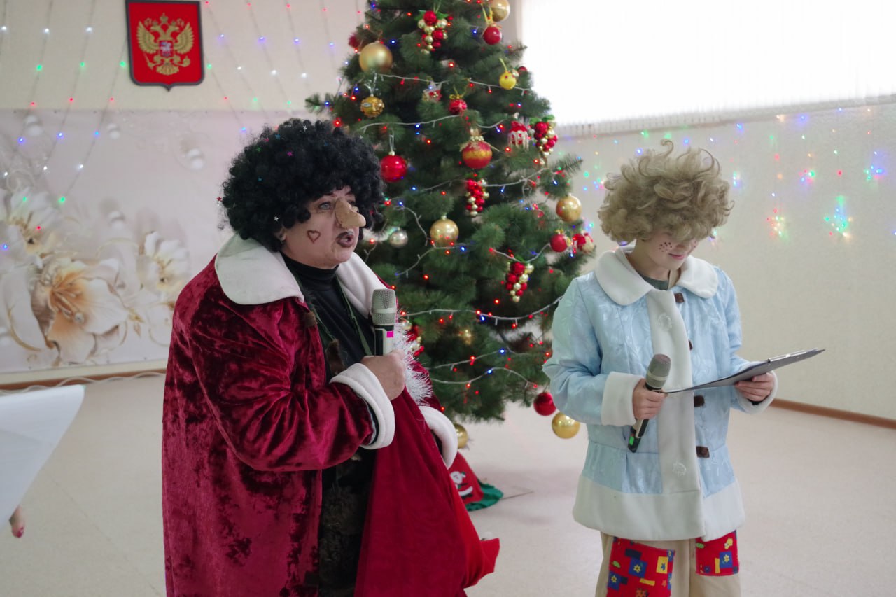 Глава Славяносербского округа Сергей Крамаренко поздравил детей с Новым годом Глава Славяносербского округа Сергей Крамаренко поздравил детей с Новым годом