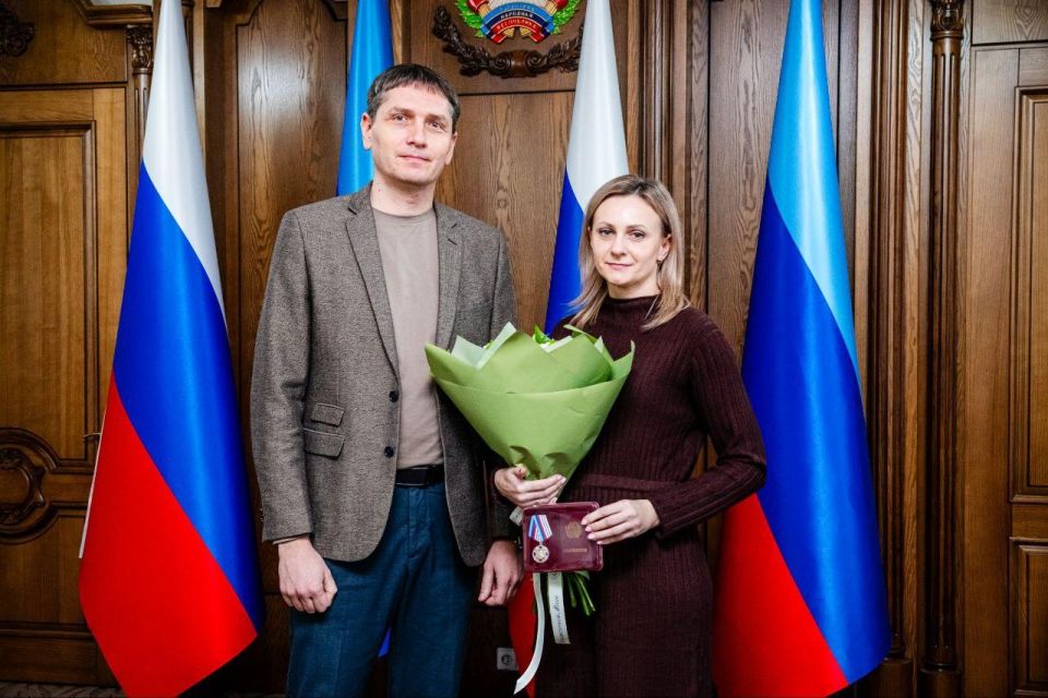 Алексей Самойлов наградил фармацевтов из прифронтовых районов республики Алексей Самойлов наградил фармацевтов из прифронтовых районов республики