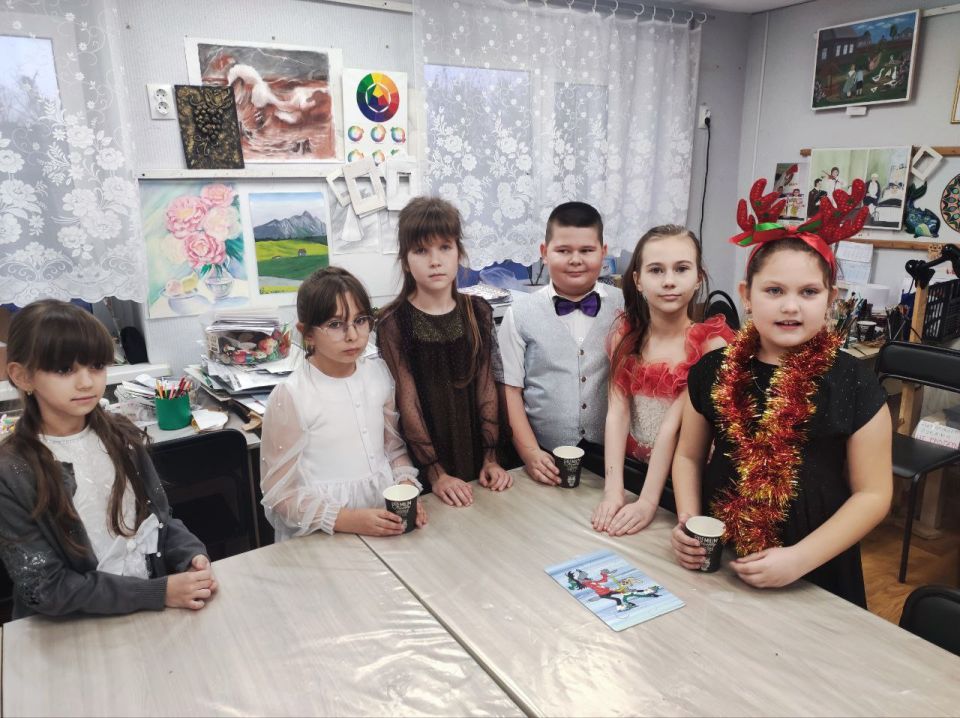 24 декабря в атмосфере предпраздничного волшебства в МБУ ДО "БДШИ" состоялся новогодний утренник, который стал настоящим праздником для обучающихся класса изобразительного искусства и вокального класса (2-3 х... 24 декабря в атмосфере предпраздничного волшебства в МБУ ДО "БДШИ" состоялся новогодний утренник, который стал настоящим праздником для обучающихся класса изобразительного искусства и вокального класса (2-3 х...