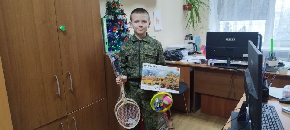 Вручение подарков. Сегодня в рамках акции «Подари радость ребёнку!» от имени Главы городского округа округ город , Рубанцова Андрея Викторовича, начальник отдела по вопросам опеки, попечительства и патронажа, Попова Ирина... Вручение подарков. Сегодня в рамках акции «Подари радость ребёнку!» от имени Главы городского округа округ город , Рубанцова Андрея Викторовича, начальник отдела по вопросам опеки, попечительства и патронажа, Попова Ирина...