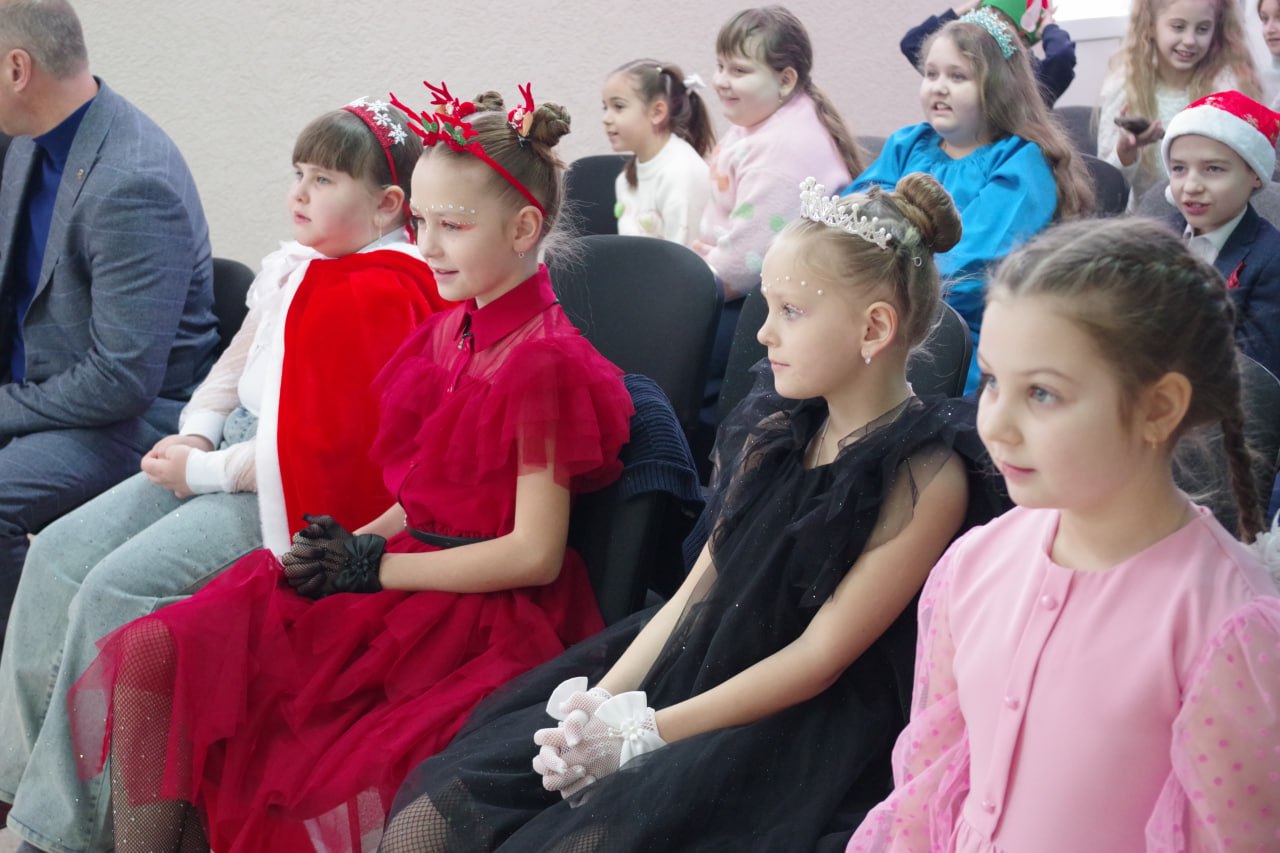 Глава Славяносербского округа Сергей Крамаренко поздравил детей с Новым годом Глава Славяносербского округа Сергей Крамаренко поздравил детей с Новым годом