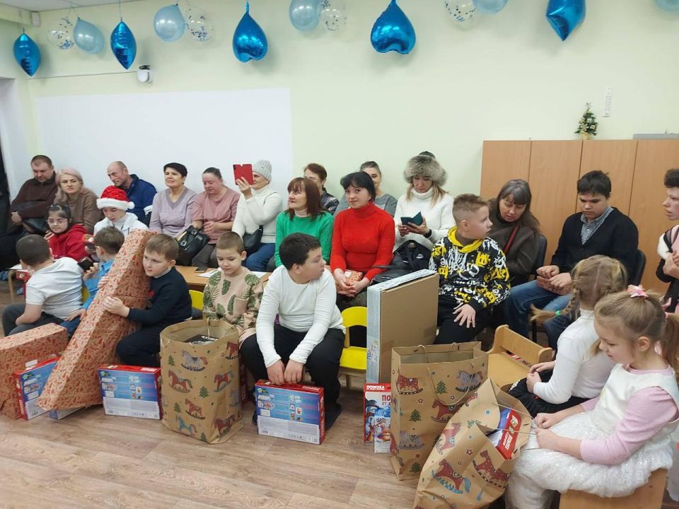 В Рубежном волонтёры из Татарстана подарили детям центра «Возрождение» новогодний праздник В Рубежном волонтёры из Татарстана подарили детям центра «Возрождение» новогодний праздник