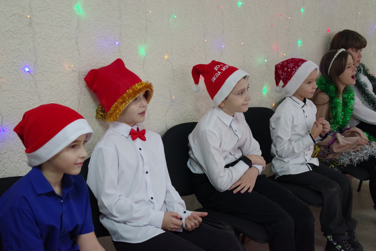 Глава Славяносербского округа Сергей Крамаренко поздравил детей с Новым годом Глава Славяносербского округа Сергей Крамаренко поздравил детей с Новым годом