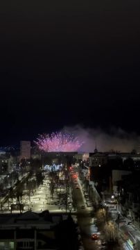 Салют в Луганске. Невероятная красота! Успели увидеть? Делитесь своими впечатлениями в комментариях