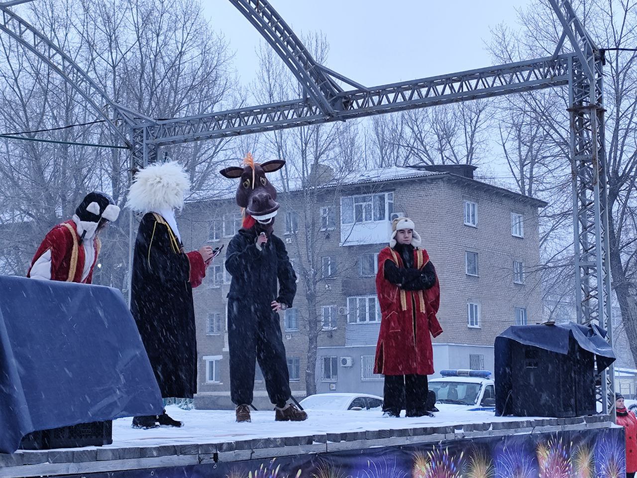 26 декабря в центре Суходольска состоялось долгожданное торжественное открытие городской елки на площади Блюхера, которое стало ярким стартом для предстоящих новогодних праздников 26 декабря в центре Суходольска состоялось долгожданное торжественное открытие городской елки на площади Блюхера, которое стало ярким стартом для предстоящих новогодних праздников