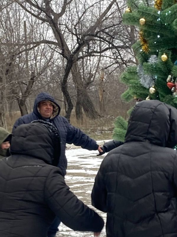 Сегодня, 26 декабря, в городе Вахрушево состоялось торжественное открытие городской новогодней елки Сегодня, 26 декабря, в городе Вахрушево состоялось торжественное открытие городской новогодней елки