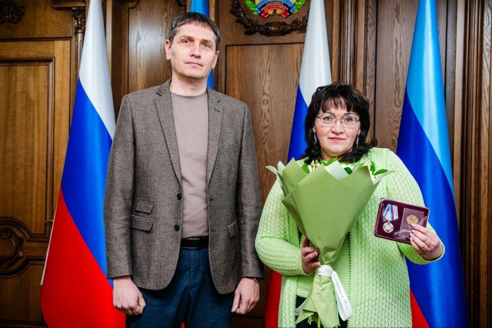 Алексей Самойлов наградил фармацевтов из прифронтовых районов республики Алексей Самойлов наградил фармацевтов из прифронтовых районов республики