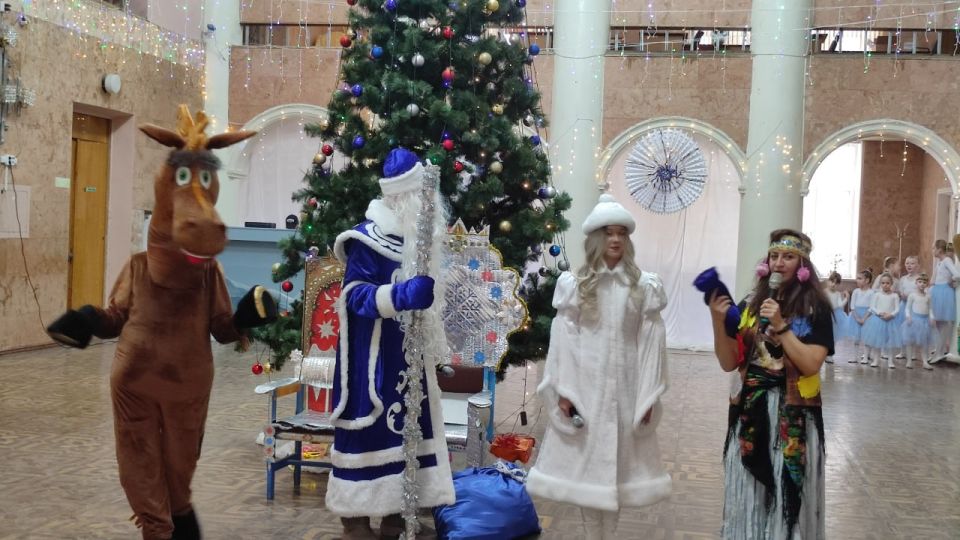 В Молодогвардейске активисты Партии «Единая Россия» организовали развлекательную игровую программу для детей льготных категорий В Молодогвардейске активисты Партии «Единая Россия» организовали развлекательную игровую программу для детей льготных категорий