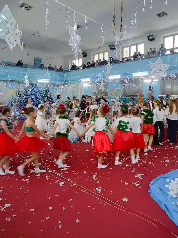 Спортсмены в гостях у сказки «Двенадцать месяцев» Спортсмены в гостях у сказки «Двенадцать месяцев»
