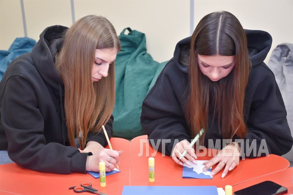 В детском лагере «Казачок» в Станице Луганской прошли мастер-классы для активистов «Движения Первых» В детском лагере «Казачок» в Станице Луганской прошли мастер-классы для активистов «Движения Первых»