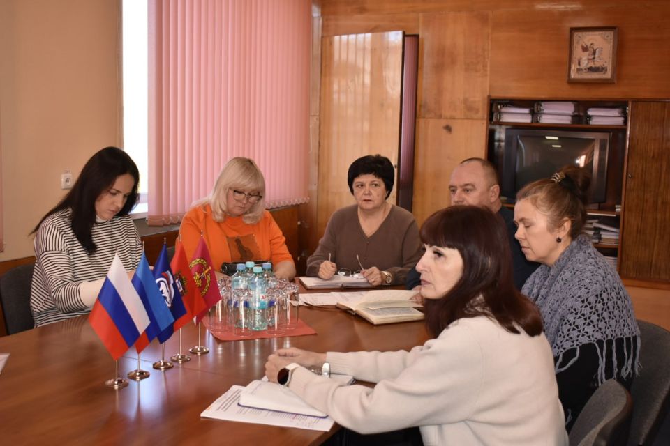 Глава округа Виталий Михайлов встретился в Перевальске с членом семьи погибшего участника СВО Глава округа Виталий Михайлов встретился в Перевальске с членом семьи погибшего участника СВО