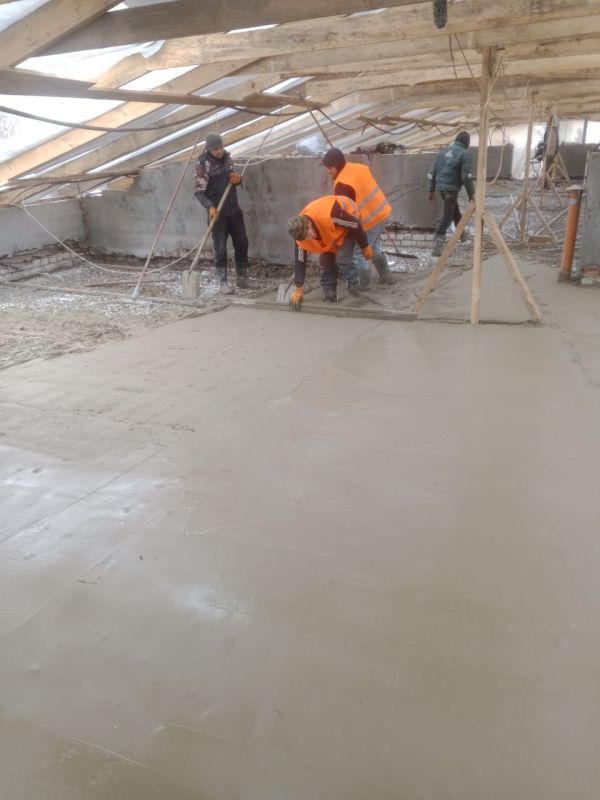 В городе Краснодоне продолжается капитальный ремонт кровли многоквартирного дома № 9 на улице П. Котова. Общая площадь ремонтируемой кровли составляет около 1000 квадратных метров, и работы, выполняемые шефом-регионом... В городе Краснодоне продолжается капитальный ремонт кровли многоквартирного дома № 9 на улице П. Котова. Общая площадь ремонтируемой кровли составляет около 1000 квадратных метров, и работы, выполняемые шефом-регионом...