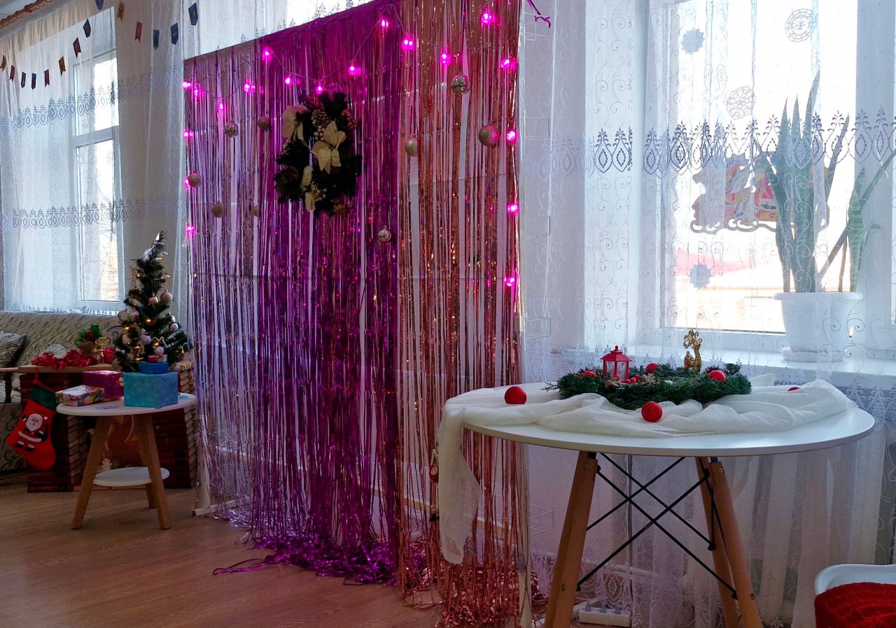 В филиалах МБУ "Славяносербская центральная библиотека" к Новому году организованы тематические книжные выставки, фотозоны и экспозиции