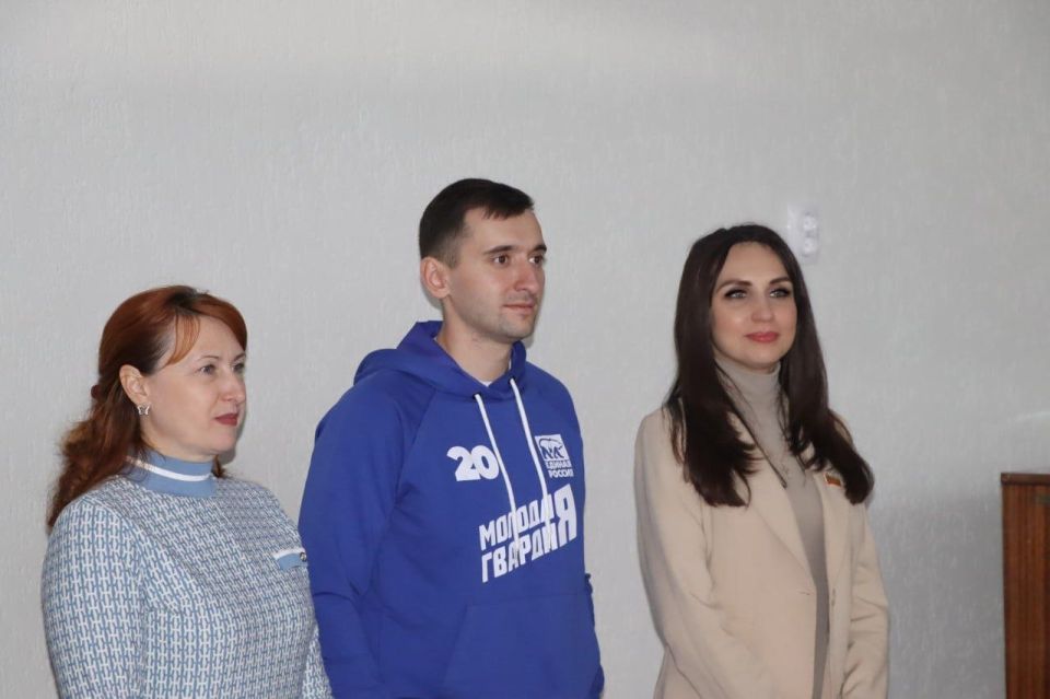 "Нам силу даёт наша верность Отчизне" - таков девиз Молодой Гвардии Единой России "Нам силу даёт наша верность Отчизне" - таков девиз Молодой Гвардии Единой России