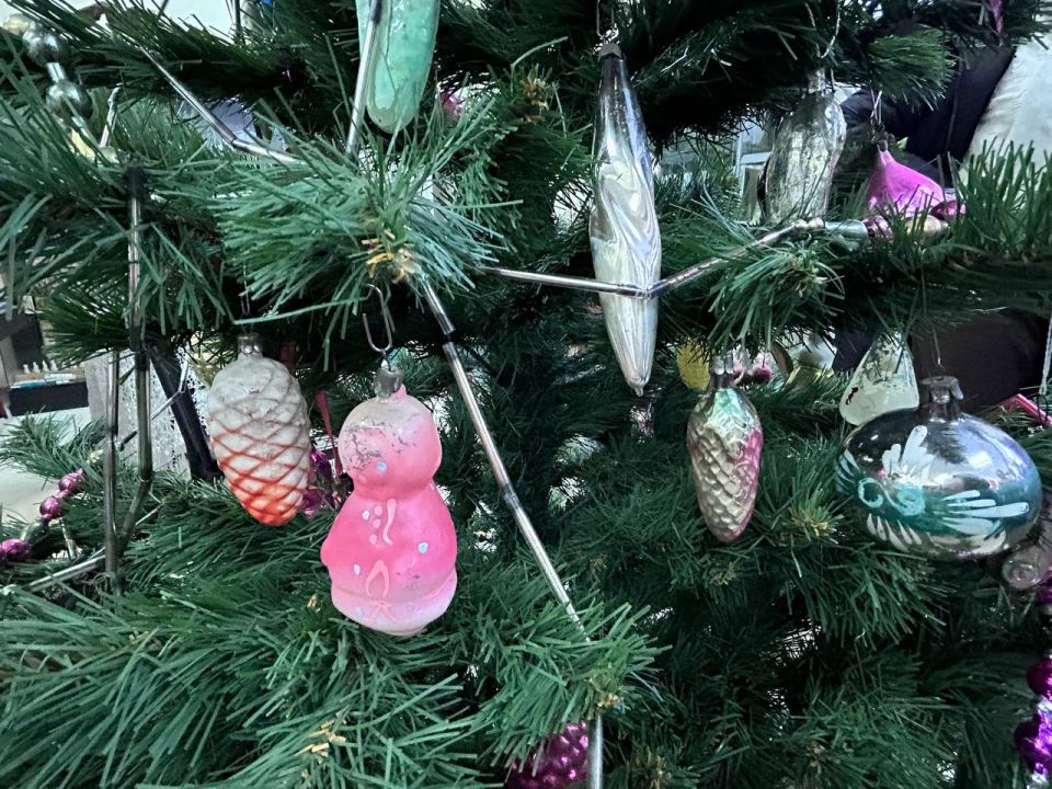 26 декабря в Краснолучском краеведческом музее прошло открытие выставки старинных новогодних игрушек «Новогодний блюз», на которой гостей познакомили с историей возникновения праздника и елочных игрушек 19-20 века 26 декабря в Краснолучском краеведческом музее прошло открытие выставки старинных новогодних игрушек «Новогодний блюз», на которой гостей познакомили с историей возникновения праздника и елочных игрушек 19-20 века