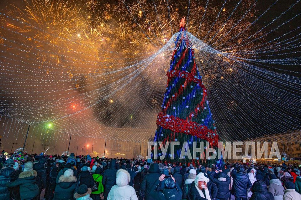 Новогодняя елка Луганска зажгла свои огни Новогодняя елка Луганска зажгла свои огни