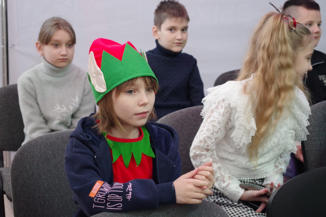 Глава Славяносербского округа Сергей Крамаренко поздравил детей с Новым годом Глава Славяносербского округа Сергей Крамаренко поздравил детей с Новым годом