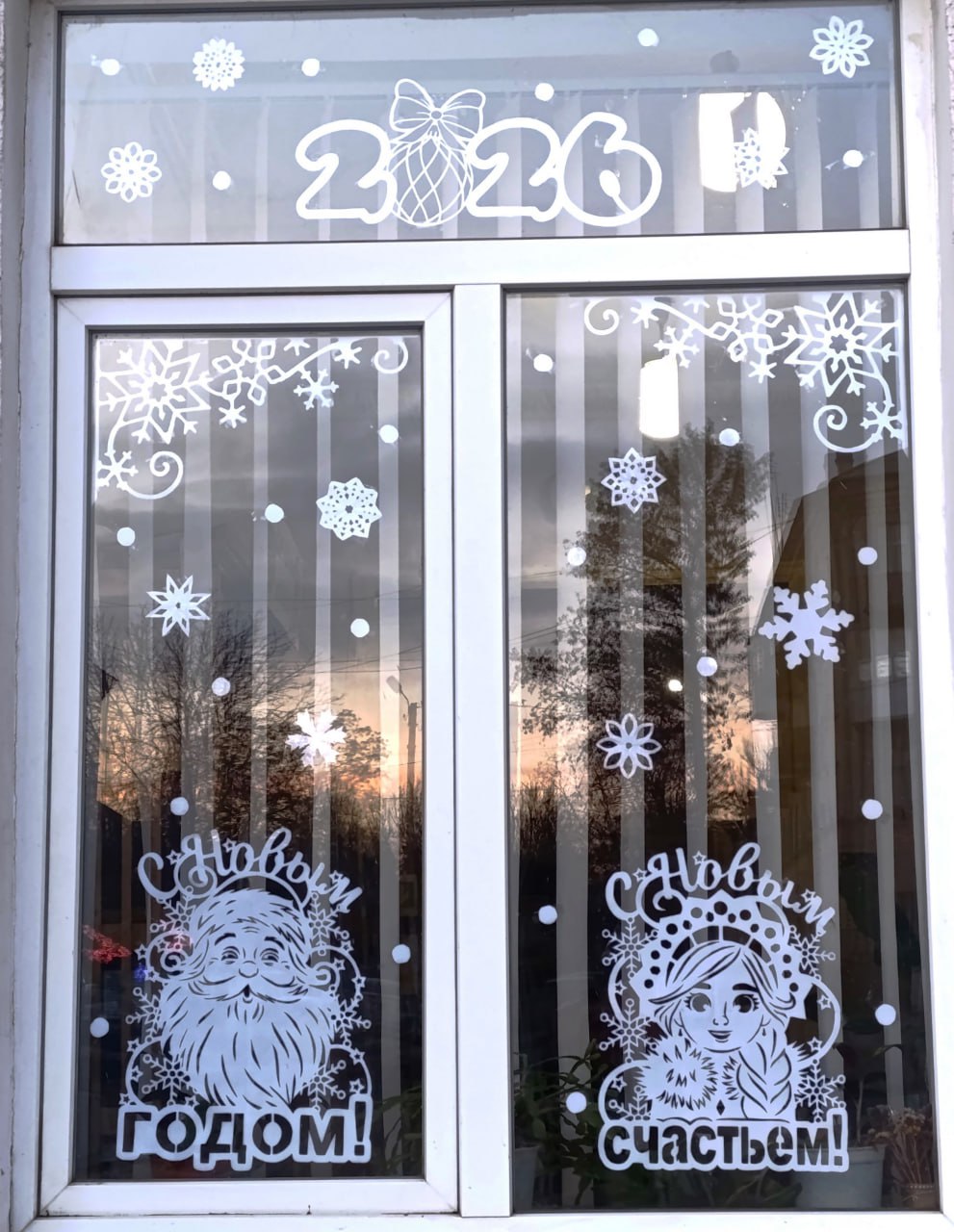 В филиалах МБУ "Славяносербская центральная библиотека" к Новому году организованы тематические книжные выставки, фотозоны и экспозиции В филиалах МБУ "Славяносербская центральная библиотека" к Новому году организованы тематические книжные выставки, фотозоны и экспозиции