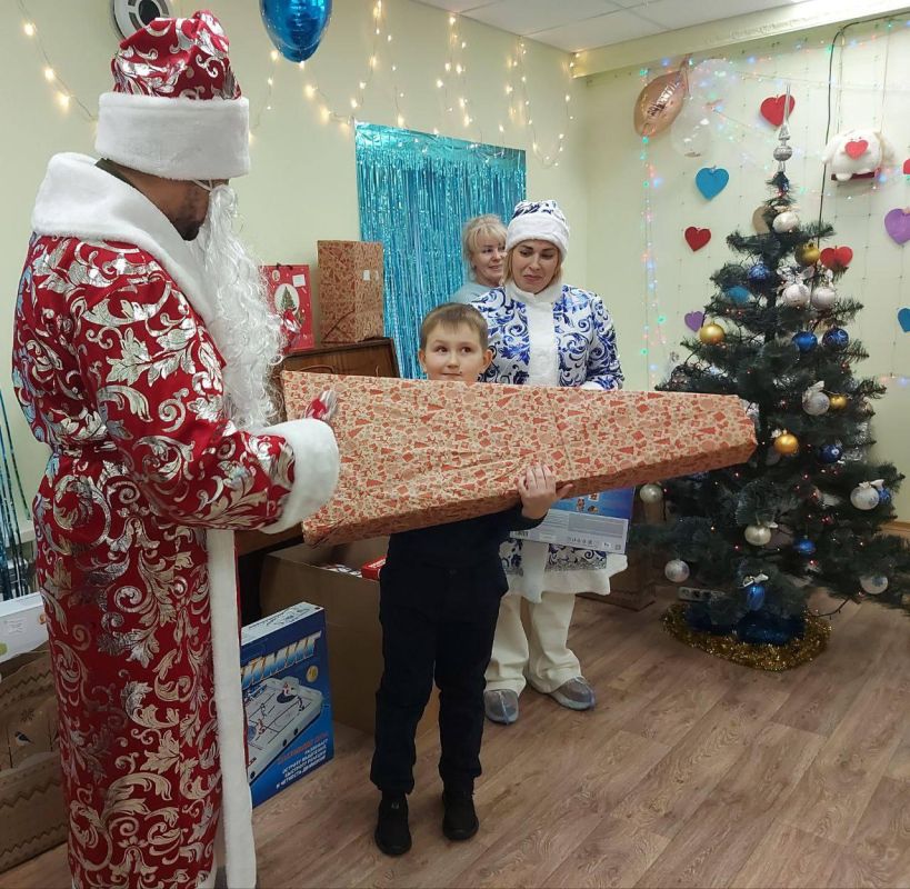 В Рубежном волонтёры из Татарстана подарили детям центра «Возрождение» новогодний праздник В Рубежном волонтёры из Татарстана подарили детям центра «Возрождение» новогодний праздник