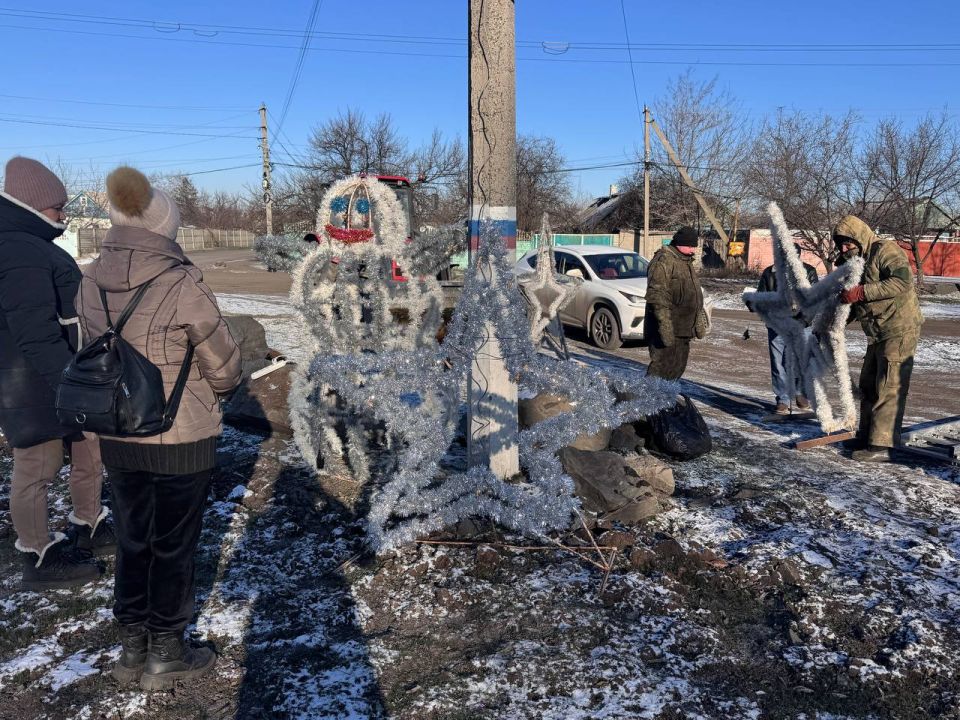В пгт Дзержинский появилась традиционная новогодняя инсталляция В пгт Дзержинский появилась традиционная новогодняя инсталляция