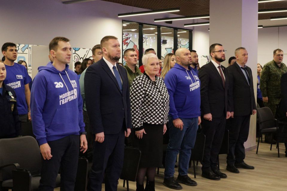 "Нам силу даёт наша верность Отчизне" - таков девиз Молодой Гвардии Единой России "Нам силу даёт наша верность Отчизне" - таков девиз Молодой Гвардии Единой России