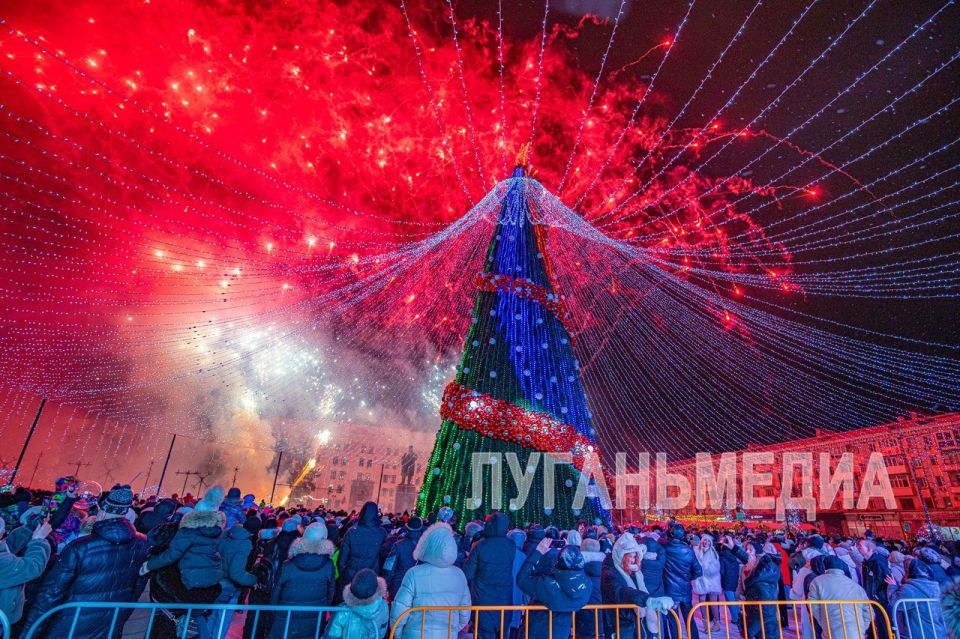 Новогодняя елка Луганска зажгла свои огни Новогодняя елка Луганска зажгла свои огни