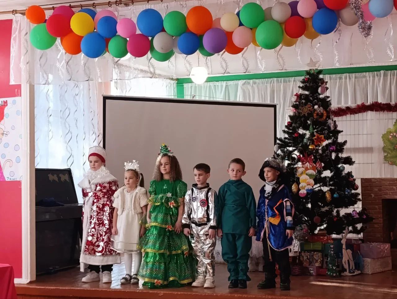 Наш Новый год в начальной школе: Волшебство, смех и море радости! Наш Новый год в начальной школе: Волшебство, смех и море радости!