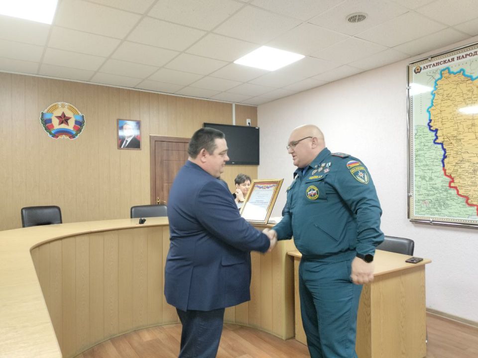 Сегодня, в преддверии профессионального праздника — Дня спасателя Российской Федерации, в Администрации городского округа город Ровеньки состоялась торжественная церемония награждение сотрудников МЧС города Ровеньки Сегодня, в преддверии профессионального праздника — Дня спасателя Российской Федерации, в Администрации городского округа город Ровеньки состоялась торжественная церемония награждение сотрудников МЧС города Ровеньки