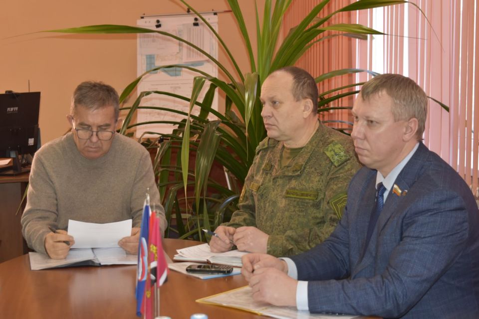 Глава округа Виталий Михайлов встретился в Перевальске с членом семьи погибшего участника СВО Глава округа Виталий Михайлов встретился в Перевальске с членом семьи погибшего участника СВО