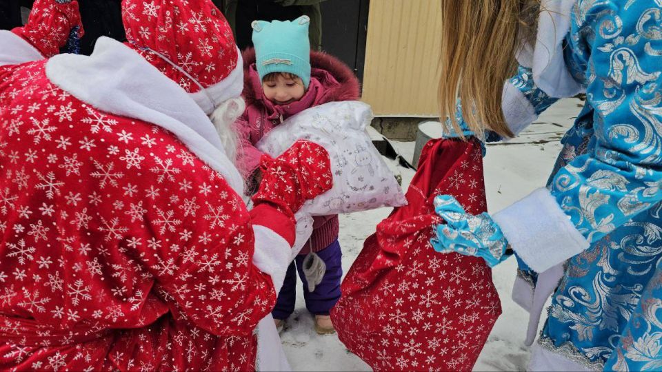 В преддверии Новогогода в посёлке Дзержинский состоялось тёплое и значимое мероприятие «Дед Мороз со Снегурочкой на автомобиле» В преддверии Новогогода в посёлке Дзержинский состоялось тёплое и значимое мероприятие «Дед Мороз со Снегурочкой на автомобиле»