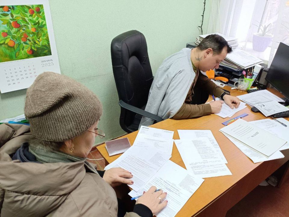 В течение последних трех дней в городе Золотое проходили выездные приемы граждан по вопросу получения компенсационной выплаты на приобретение твердого бытового топлива на отопительный период 2025-2026 годов В течение последних трех дней в городе Золотое проходили выездные приемы граждан по вопросу получения компенсационной выплаты на приобретение твердого бытового топлива на отопительный период 2025-2026 годов