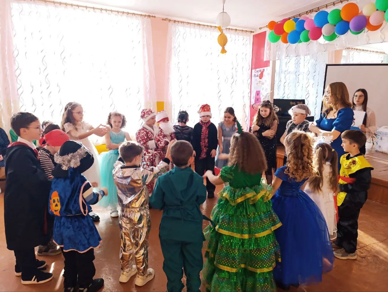 Наш Новый год в начальной школе: Волшебство, смех и море радости! Наш Новый год в начальной школе: Волшебство, смех и море радости!