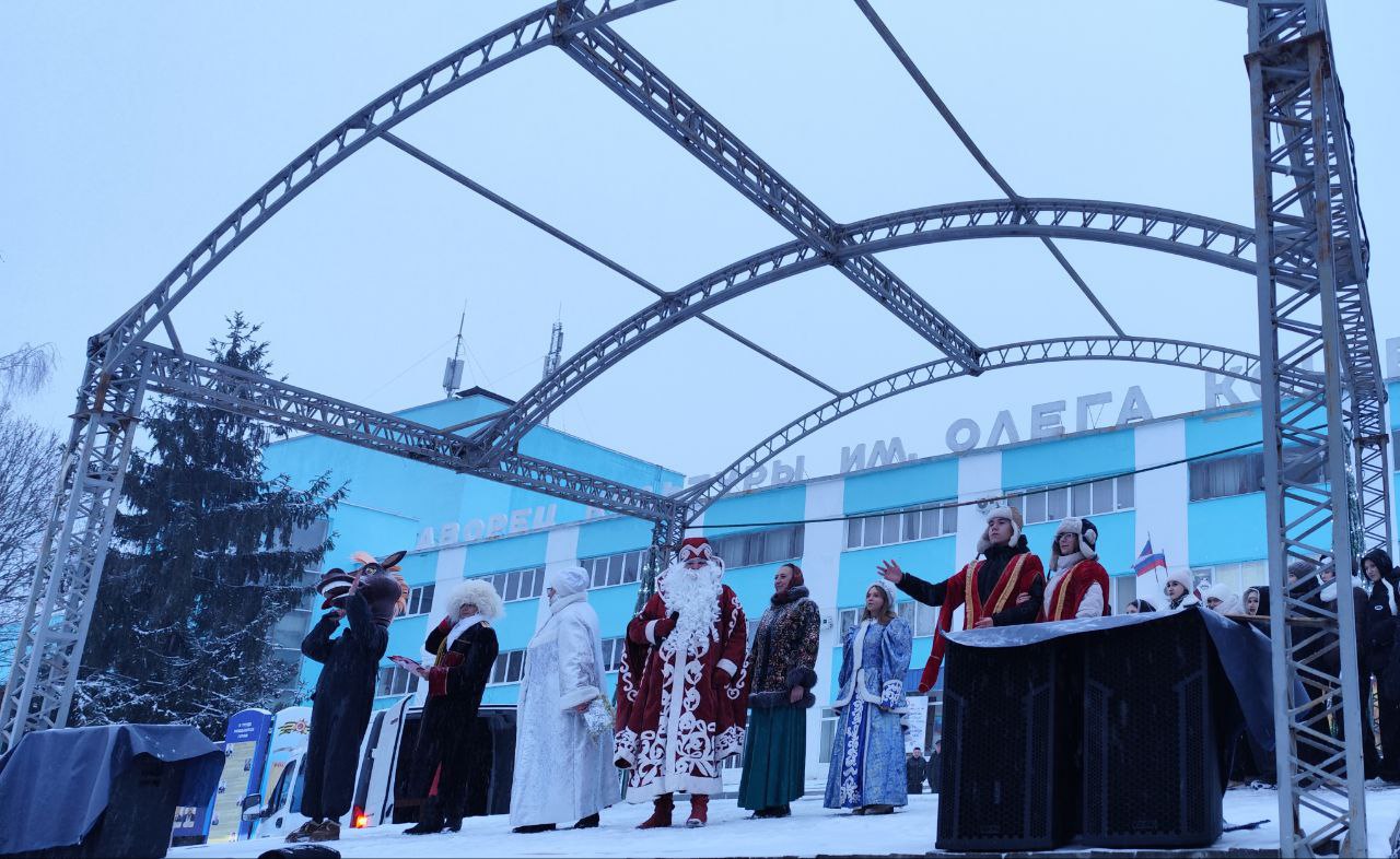 26 декабря в центре Суходольска состоялось долгожданное торжественное открытие городской елки на площади Блюхера, которое стало ярким стартом для предстоящих новогодних праздников 26 декабря в центре Суходольска состоялось долгожданное торжественное открытие городской елки на площади Блюхера, которое стало ярким стартом для предстоящих новогодних праздников