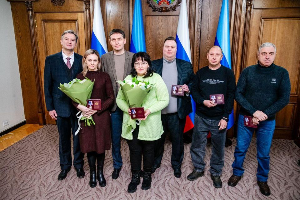 Алексей Самойлов наградил фармацевтов из прифронтовых районов республики Алексей Самойлов наградил фармацевтов из прифронтовых районов республики